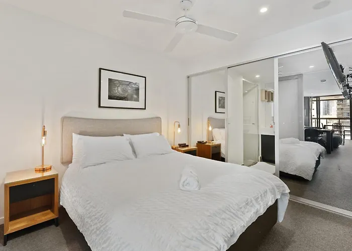 Discover Urban Bliss In Our 1-Bedroom King Bed Apartment! City Views And Cultural Gems