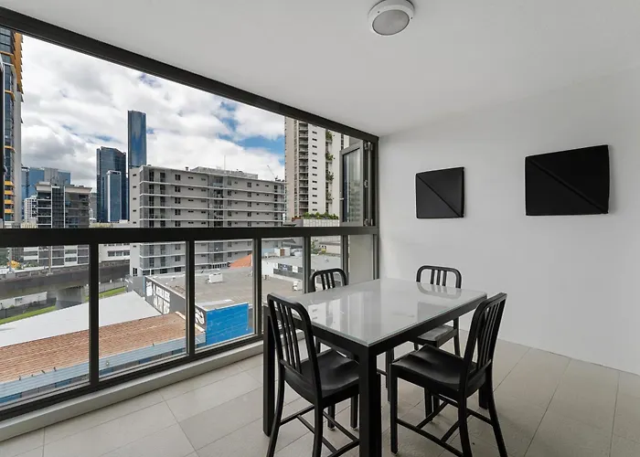Discover Urban Bliss In Our 1-Bedroom King Bed Apartment! City Views And Cultural Gems