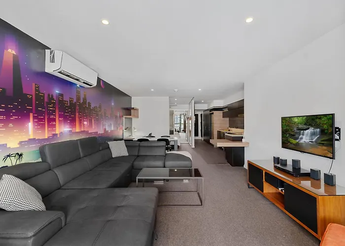 Discover Urban Bliss In Our 1-Bedroom King Bed Apartment! City Views And Cultural Gems