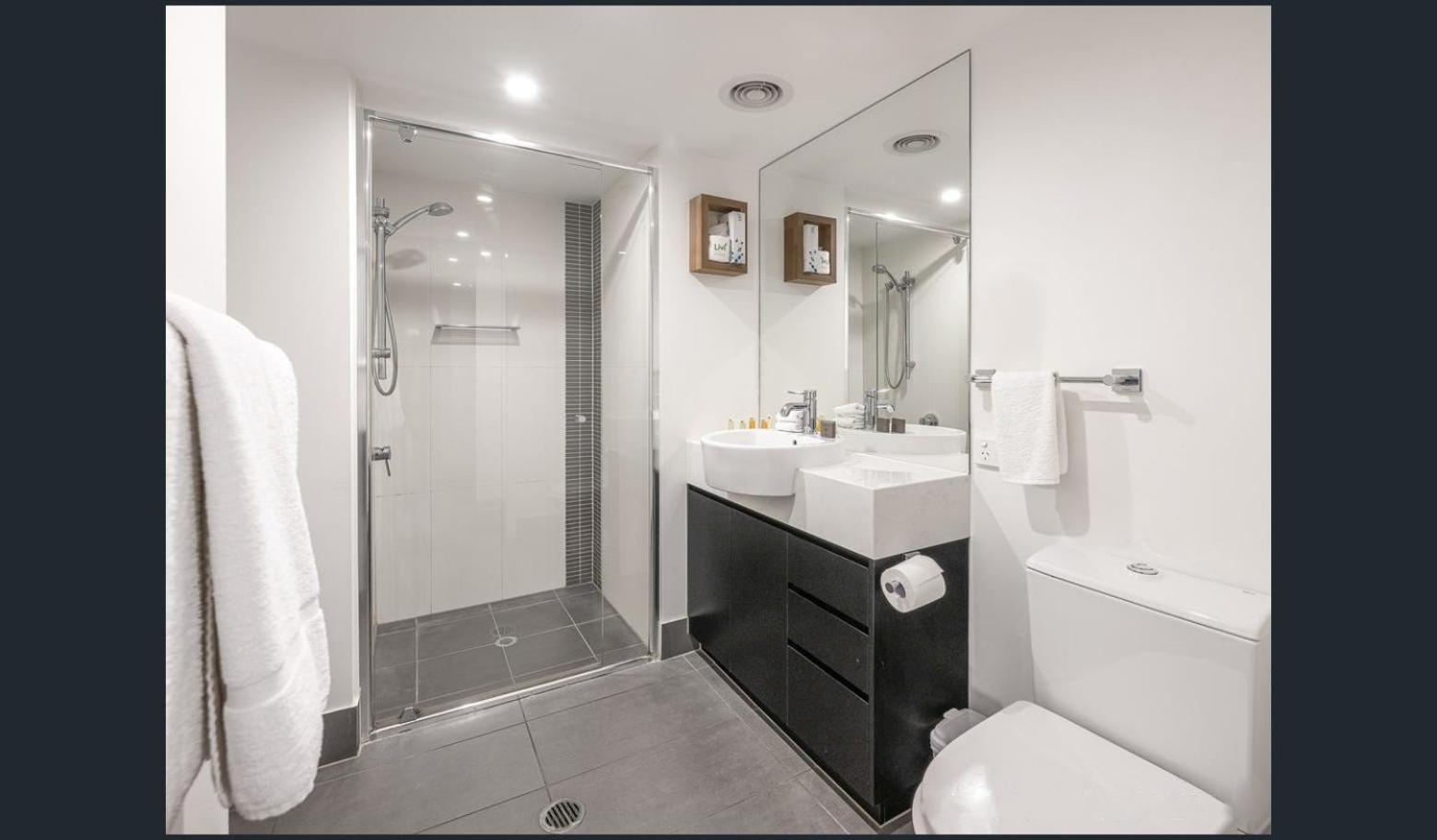 Discover Urban Bliss In Our 1-bedroom King Bed Apartment! Views And Cultural Gems *