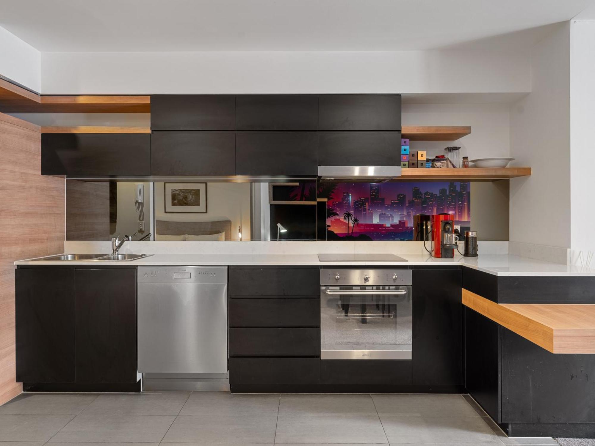 Discover Urban Bliss In Our 1-bedroom King Bed Apartment! Views And Cultural Gems *